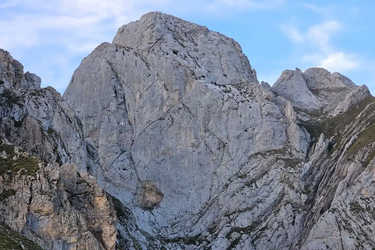 Hermanos Pou Tiro Pedabejo o Torre de Pedabejo (2.189 m) en Picos de Europa